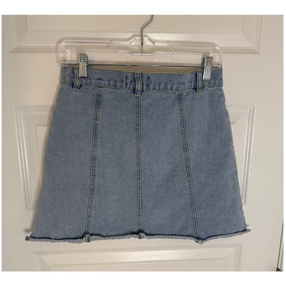 Goldie London Light Wash Denim Mini Skirt Raw Hem High Waist Size M - Picture 2 of 6